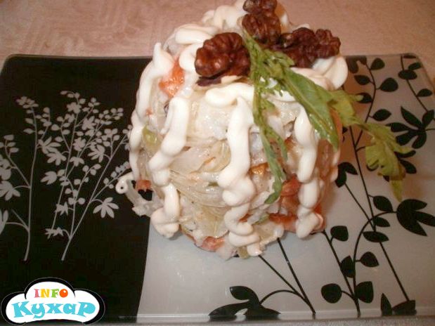 Салат з пангасіуса з горіхами і руколою