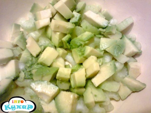 Зелений салат з сиром брі