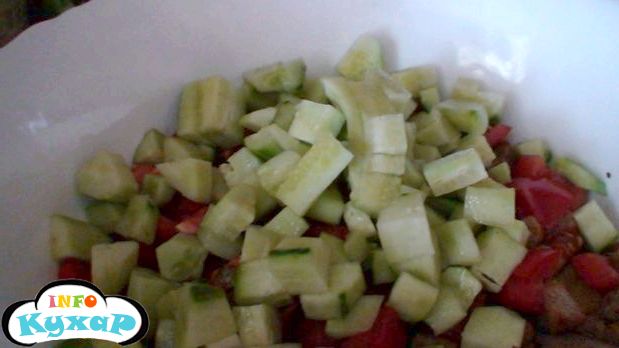 Літній салат з домашніми сухариками