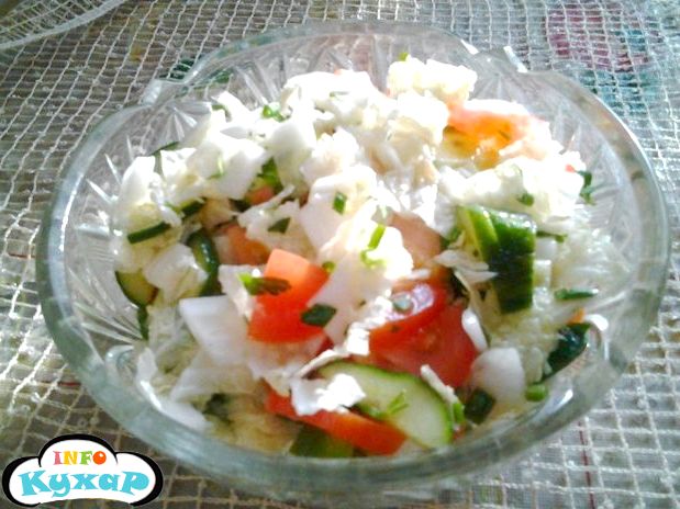 Салат з пекінською капустою і весняними овочами