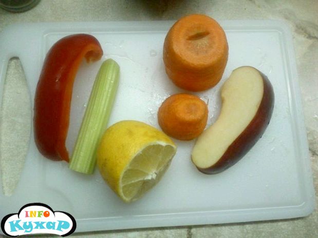 Салат з черешкові селерою, морквою, болгарським перцем і яблуком