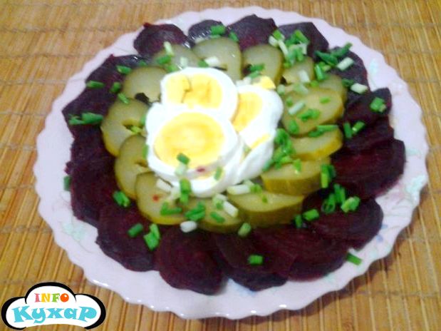 Салат з буряком, солоним огірком і яйцем