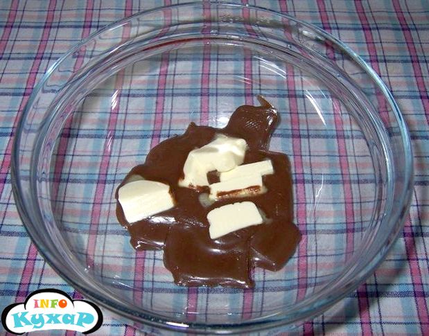 Кавово-манний пудинг з шоколадним сиропом