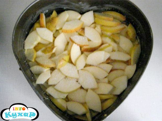Пиріг на кефірі з яблуками