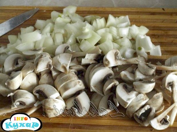 Закусочні равлики з млинців з грибною начинкою