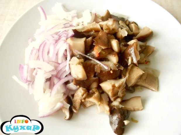 Картопляні міні-оладки з маринованими грибами