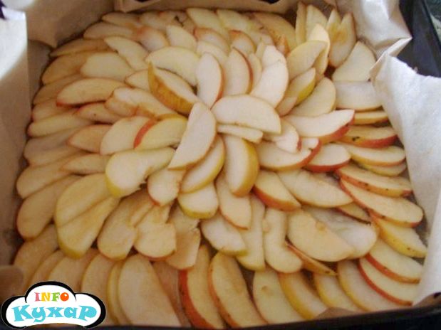 Пиріг з карамелізованими яблуками