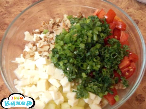 Салат з копченою куркою і овочами