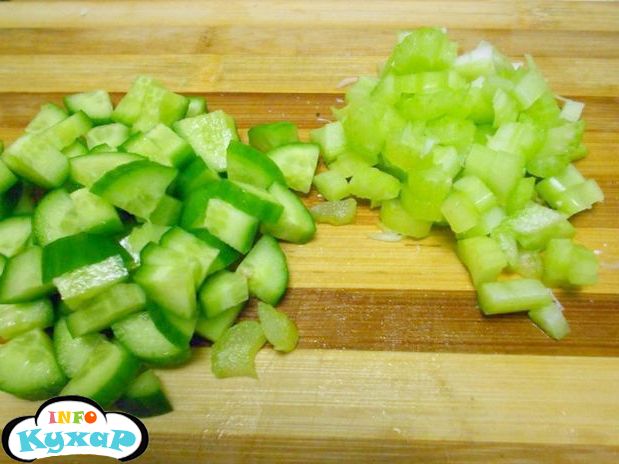 Салат з куркою і овочами