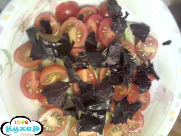Салат з куркою і помідорами-чері
