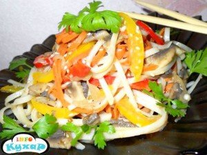 Китайський салат з рисовою локшиною