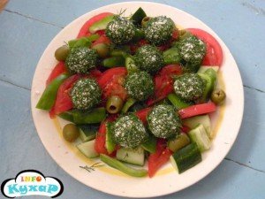 Овочевий салат з сирними кульками