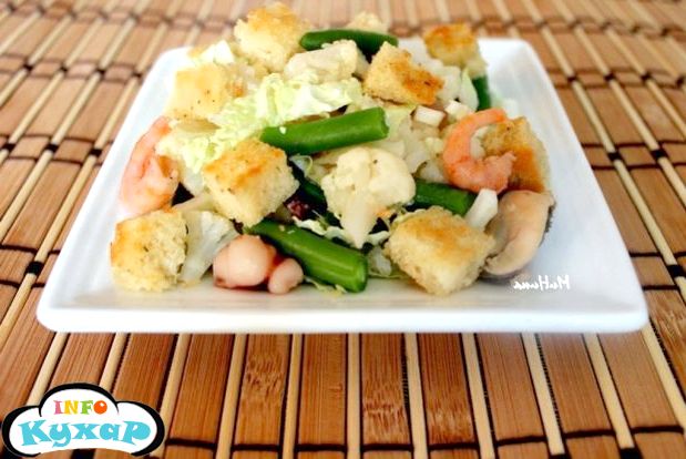 Салат з морепродуктів з овочами та сухариками