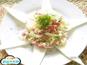 Салат з пекінської капусти з ковбасою