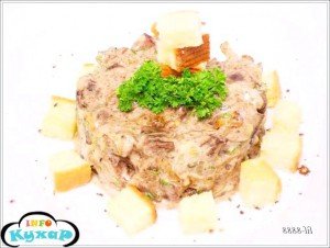 Салат з печінкою і сухариками